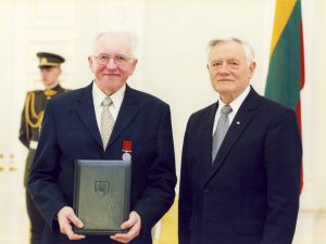 2005 m. vasario 16 d. LR Prezidentas V. Adamkus apdovanojo J. Valančauską Vyčio kryžiaus ordino medaliu. (D. G. Barysaitės nuotr.) (J. Valančausko šeimos archyvas)