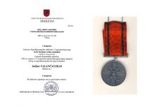 Dr. J. Valančausko Vyčio kryžiaus ordino medalis ir LR Prezidento dekretas, 2005 m. (J. Valančausko šeimos archyvas)