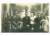 Martinaičių šeima, apie 1923–1924 m. Pirmoje eilėje (iš kairės): sūnus Albinas, tėvas Aleksandras, mama Ona, sūnus Marijonas, dukra Genė, dukra Veronika; antroje eilėje: dukra Bronė, dukra Janina.