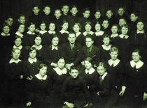 Šeštoji Kauno III gimnazijos klasė, 1936 m. Paskutinėje eilėje antras iš dešinės Marijonas Martynaitis, priešpaskutinėje eilėje pirmas iš kairės Eduardas Mieželaitis, pirmoje eilėje viduryje Valdemaras Ginsburgas.