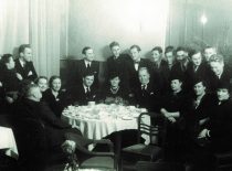 VDU Technikos fakulteto Statybos skyriaus studentai su prof. Jonu Šimoliūnu, 1939 m. lapkričio 26 d. Pirmoje eilėje 4-as iš dešinės stovi M. Martynaitis.