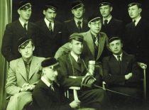 M. Martynaitis (stovi viduryje) tarp korporacijos „Fraternitas Baltiensis“ korporantų, 1939 m.