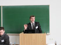 Doc. S. Žebrausko doktorantas Ričardas Barčiauskas skaito pranešimą mokslinėje konferencijoje, 2008 m.