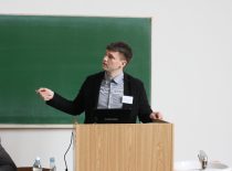 Doc. S. Žebrausko magistrantas Ignas Andrijauskas skaito pranešimą mokslinėje konferencijoje, 2008 m.