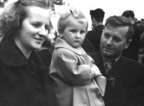 Zenona ir Marijonas Martynaičiai su pirmagime Jolanta, 1956 m. (M. Martynaičio šeimos archyvas)