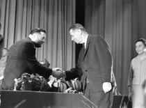 Rektorius M. Martynaitis sveikina prof. J. Janickį, toliau stovi prof. V. Zelionkaitė, 1967 m. (E. Katino nuotr., KTU fotoarchyvas)