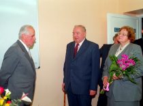 Prof. M. Martynaitis su žmona doc. Z. Martynaitiene sveikina prof. K. Sasnauską 80-mečio proga, 1998 m. (J. Klėmano nuotr., KTU fotoarchyvas)