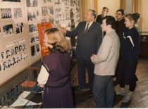 Rektorius M. Martynaitis supažindina svečius su KPI muziejumi, 1985 m. (KTU muziejus)