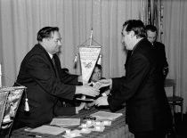 KPI rektorius M. Martynaitis prof. D. Eidukui įteikia socialistinio lenktyniavimo nugalėtojo prizą, 1975 m. (V. Bartkevičiaus nuotr., KTU fotoarchyvas)