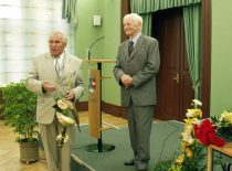Prof. D. Eidukas sveikina prof. A. Matukonį 90-mečio proga, 2010 m. (J. Klėmano nuotr., KTU archyvas)