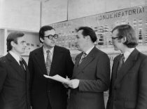 KPI Radijo aparatūros konstravimo katedros vedėjas prof. D. Eidukas su bendradarbiais R. Anilioniu, 1977 m. (Jasaičio nuotr., KTU fotoarchyvas)