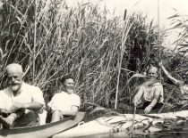 A. Gravrogkas ir A. Žmuidzinavičius plaukia per Bambėnos „džiungles“, 1938 m. (Prof. S. Kolupaila, KTU muziejaus nuosavybė)