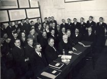 Technikos fakulteto Statybos skyriaus absolventų diplominių darbų gynimo metu, 1931 m. (KTU muziejaus nuosavybė)