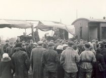 Lentvario gyventojai prie pirmo traukinio iš Lietuvos, 1939 m. spalio 28 d. (Prof. S. Kolupailos nuotr., KTU muziejaus nuosavybė)