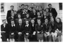9-oje Ramygalos vidurinės mokyklos klasėje (centre), 1949 m. (Prof. S. Masioko archyvas)