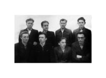 Ramygalos vidurinės mokyklos abiturientai, 1952 m. S. Masiokas 1-oje eilėje 2-as iš kairės. (Prof. S. Masioko archyvas)