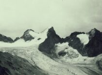 Alpių kalnuose, 1933–1936 m. (Originalas – KTU muziejuje)