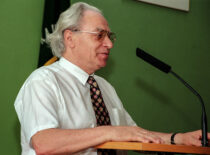 Prof. S. Masiokas sveikina Tarptautinio studijų centro absolventus diplomų įteikimo proga, 1999 m. (KTU fotoarchyvas, J. Klėmano nuotr.)