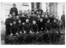 Panevėžio I berniukų gimnazijoje 1945–1948 m. (2-oje eilėje 1-as iš dešinės). (Prof. S. Masioko archyvas)