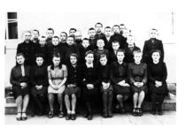 Ramygalos gimnazijos pirmoje klasėje, 1943 m. S. Masiokas – 2-oje eilėje 6-as iš kairės. (Prof. S. Masioko archyvas)