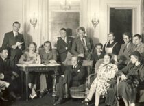 Studentų vizitas Lietuvos pasiuntinybėje Paryžiuje, 1934 m. Centre sėdi konsulinio skyriaus vedėjas Bronius Blaveščiūnas, virš jo – V. Babilius, 2-oje eilėje 2-as iš dešinės – Juozas Miltinis. (Originalas – KTU muziejuje)