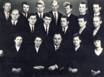 Vyr. dėstytojas J. Deltuva su auklėjamąja grupe, 1965 m. (Doc. J. Deltuvos archyvas)