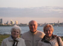 Kelionėje į Stokholmą, 2012 m. iš kairės: V. Deltuvienė, J. Deltuva, E. Rinkevičienė. (Doc. J. Deltuvos archyvas)