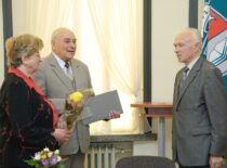 Doc. J. Deltuva ir E. Aleksandravičienė sveikina prof. V. Domarką 70-mečio proga, 2009 m. (KTU fotoarchyvas, J. Klėmano nuotr.)