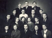 KPI inžinierių statybininkų akademinė grupė, 1958 m. (J. Deltuva – 2-oje eilėje 1-asis iš kairės) (Doc J. Deltuvos archyvas)