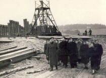 KPI studentai Kauno hidroelektrinės statyboje, 1956 m. Centre – J. Deltuva. (Doc J. Deltuvos archyvas)
