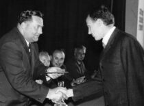 Rektorius M. Martynaitis įteikia KPI baigimo diplomą, 1966 m. Už stalo sėdi J. Deltuva ir R. Chomskis. (KTU fotoarchyvas)