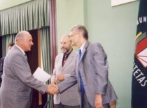 KTU rektorius prof. K. Kriščiūnas ir Senato pirmininkas prof. R. Bansevičius dėkoja doc. J. Deltuvai už 40 metų darbą universitete, 1998 m. (Doc. J. Deltuvos archyvas)