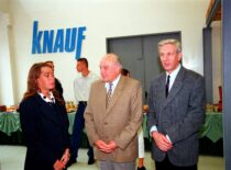 Doc. J. Deltuva ir doc. A. Juodis KNAUF laboratorijos atidaryme KTU Statybos ir architektūros fakultete, 1998 m. (KTU fotoarchyvas, J. Klėmano nuotr.)