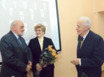 Doc. J. Deltuva ir E. Aleksandravičienė sveikina prof. K. Sasnauską 80-mečio proga, 2003 m. (Doc. J. Deltuvos archyvas)