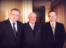 Doc. J. Deltuva švenčia 80-ąjį jubiliejų su sūnumis Vyteniu ir Kęstučiu, 2013 m. (Doc. J. Deltuvos archyvas)