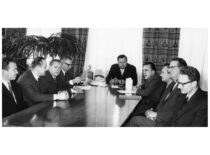 KPI rektorato posėdis, 1966 m. Iš kairės: R. Jonušas, J. Deltuva, A. Čyras, R. Chomskis, M. Martynaitis, Č. Jakimavičius, P. Švenčianas, H. Petrusevičius, K. Paulauskas. (KTU fotoarchyvas)