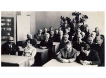 KPI pirmosios elektrikų laidos 25-metis, 1976 m. I eilėje (iš kairės) prof. L. Kaulakis, L. Rašauskienė, fakulteto dekanas prof. J. Matulionis. (Originalas – KTU muziejuje)