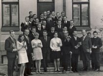 Prof. L. Kaulakis su studentais, XX a. 7-asis dešimtmetis (Originalas – KTU muziejuje)