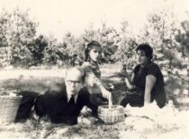 Prof. L. Kaulakis išvykoje su šeima, 1960 m. (Originalas – KTU muziejuje)