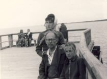 Prof. L. Kaulakis su dukromis Giedre ir Birūta Palangoje, 1960 m. (Originalas – KTU muziejuje)