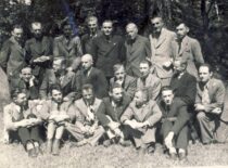 Studentai su prof. S. Kairiu ir prof. S. Kolupaila, 1943 m. (prof. B. Petrulio šeimos archyvas)