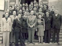 Statybos fakulteto prodekanas B. Petrulis su fakulteto darbuotojais, 1949 m. (prof. B. Petrulio šeimos archyvas)