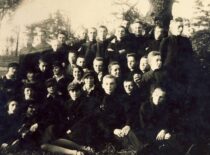 Panevėžio valstybinės gimnazijos V klasės moksleiviai prie Nevėžio, 1930 m. (prof. B. Petrulio šeimos archyvas)