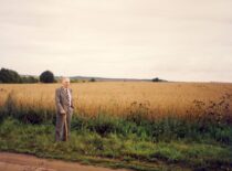 B. Petrulis kelionės melioracijos darbų vietomis metu, 1999 m. (prof. B. Petrulio šeimos archyvas)