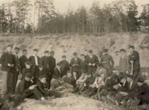 Mineralogijos ir geologijos praktika Kėdainių apylinkėse su mokytoju J. Sadūnu, 1932 m. (prof. B. Petrulio šeimos archyvas)