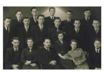 B. Petrulis su absolventais (prof. B. Petrulio šeimos archyvas)