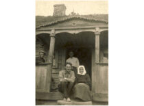 B. Petrulis su tėvais gimtajame Aukštadvario kaime (Panevėžio apskr.), 1935 m. (prof. B. Petrulio šeimos archyvas)