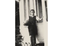 Kęstutis Sasnauskas prie namų Trakų gatvėje, 1936 m. (Iš Sasnauskų šeimos archyvo)