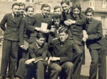 Kęstutis Sasnauskas (centre) su gimnazijos draugais, 1940 m. (Iš Sasnauskų šeimos archyvo)