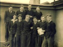 Kęstutis Sasnauskas (I eilėje, 1-as iš kairės) su draugais gimnazistais, 1940 m. (Iš Sasnauskų šeimos archyvo)
